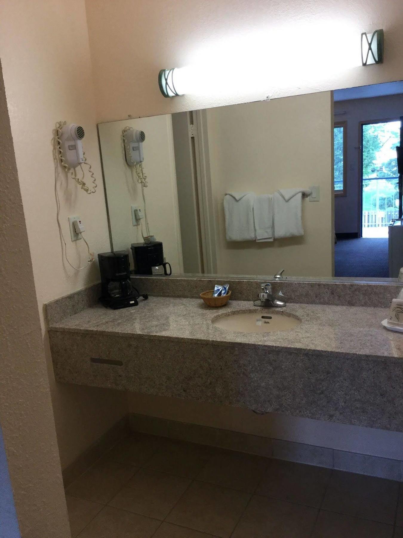 Belmont Inn And Suites Hampton Esterno foto